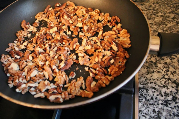 Как подсушить грецкие орехи в скорлупе и без нее
